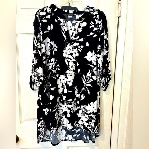 NWOT Cocomo Black & White Floral Hi/Lo Top - Picture 1 of 6